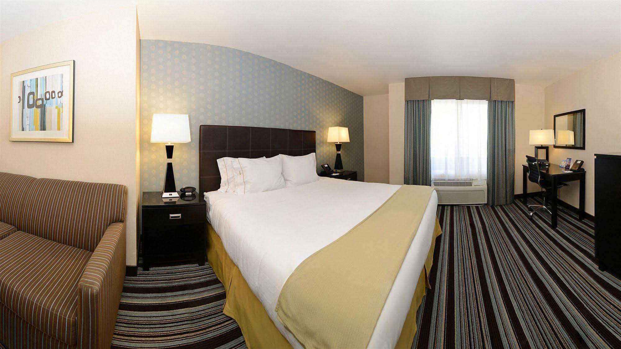 Hotel Express Airport-old Town By Ihg 2*