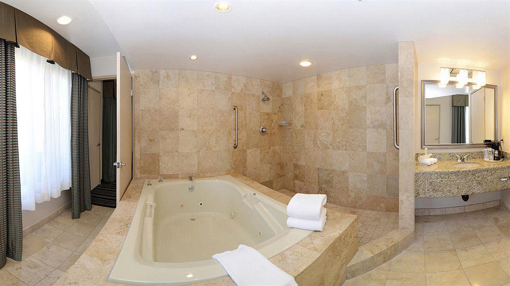 Express Airport-old Town By Ihg Hotel 2*